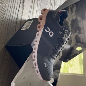 BRAND NEW In box ON Cloudflow size 9 rock/rose